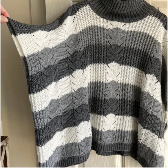M Made in Italy Pullover Poncho Grey and White Stripes Size S Like New - Picture 4 of 7